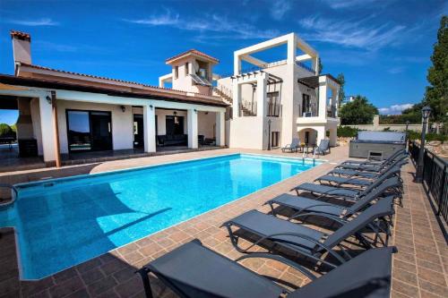 Villa con piscina y tumbonas en Ferienhaus für 10 Personen und 2 Kinder in Kathikas, Westküste von Zypern, en Káthikas