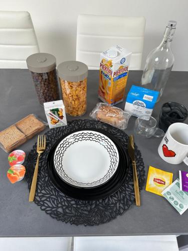 een tafel met een bord en wat eten erop bij La dimora in Borgo San Dalmazzo