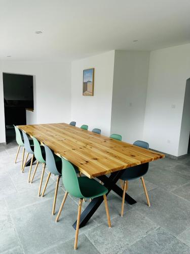 a wooden table and chairs in a room at Cap à la mer in Sangatte
