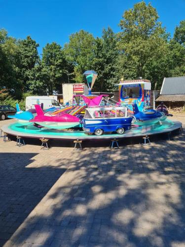 a group of boats on display in a parking lot at Kom heerlijk tot rust in Casa Debonair in Peperga