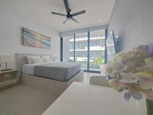 a bedroom with a bed and a ceiling fan at Acogedor y hermoso estudio en la mejor ubicación de Playa! By Yeah in Playa del Carmen