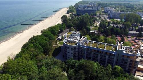 an aerial view of a hotel and the beach at Gemütliches Appartement in Kolberg mit Großer Terrasse und Meerblick und Neben dem Strand in Kołobrzeg