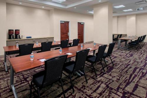 Residence Inn في الإسكندرية: قاعة اجتماعات كبيرة مع طاولة وكراسي طويلة