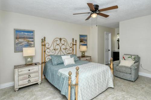 - une chambre avec un lit et un ventilateur de plafond dans l'établissement Two-Level, Heated Pool, Trolley to Beach & Village, à Siesta Key