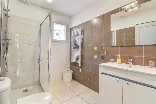 uma casa de banho com um chuveiro, um WC e um lavatório. em Villa au pied des Cévennes em Saint-Hilaire-de-Brethmas