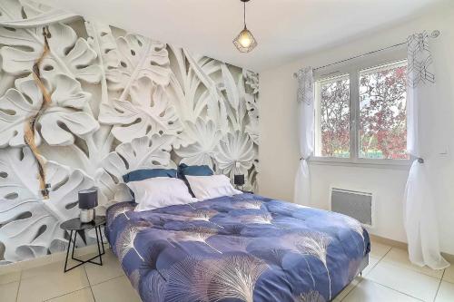 um quarto com uma cama grande e um mural de parede em Villa au pied des Cévennes em Saint-Hilaire-de-Brethmas