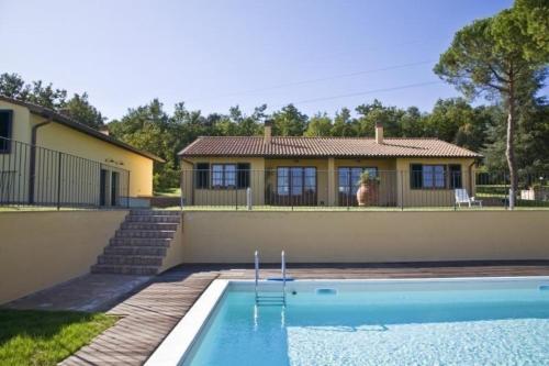een huis met een zwembad voor een huis bij Große Ferienwohnung in Gambassi Terme mit Garten, Grill und Terrasse in Gambassi Terme