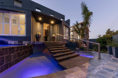 uma casa com luzes azuis em frente em O on Kloof Boutique Hotel & Spa em Cidade do Cabo