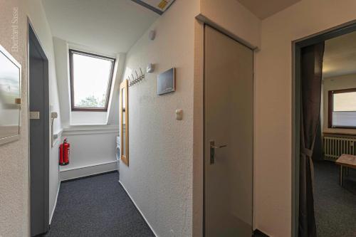 a hallway with a door and a window in a room at Unterm Dach in Schwerte in Schwerte