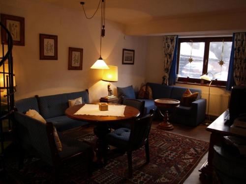 sala de estar con sofá y mesa en Wohnung mit Balkon und toller Aussicht en Falkertsee