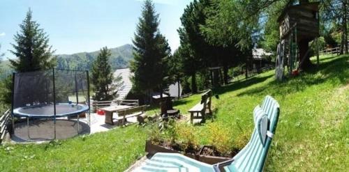 a backyard with a picnic table and a table and chairs at Wohnung mit Balkon und toller Aussicht in Falkertsee