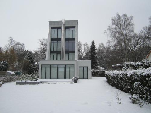 ein Gebäude mit vielen Fenstern im Schnee in der Unterkunft Ferienhaus für 4 Personen ca 165 m in Mardorf, Norddeutschland Niedersachsen in Neustadt am Rübenberge