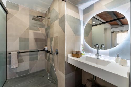 a bathroom with a sink and a mirror at Primera linea Piscina Jacuzzi y Playa Privada in Tossa de Mar