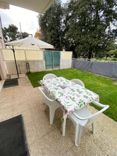 a table and chairs sitting on a patio at Appartamento a 100m dal mare in Grottammare
