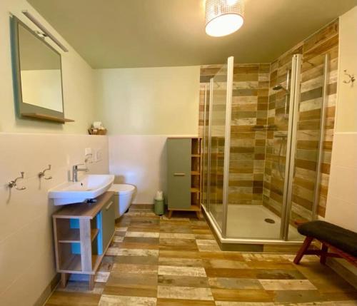 La salle de bains est pourvue d'une baignoire, d'un lavabo et d'une douche. dans l'établissement Ferienhaus „Schlupfwinkel“, kostenloser Parkplatz, Vollausstattung, à Ilmenau