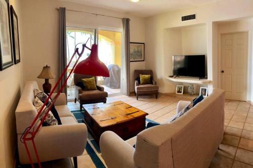 Телевизор и/или развлекательный центр в Departamento de lujo con vista al MAR y campo de GOLF