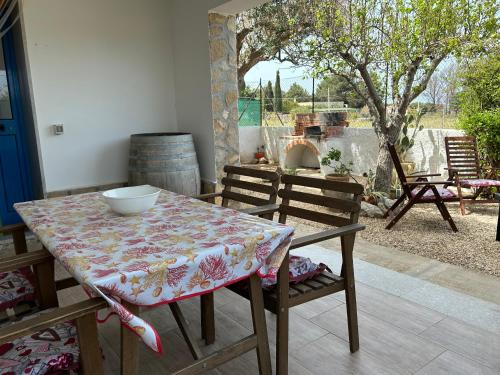 una mesa y sillas con un tazón encima en CASE PUNTA MONACO by TreRose Properties - Appartamenti con wi-fi e parcheggio privato gratuito, en San Vito lo Capo