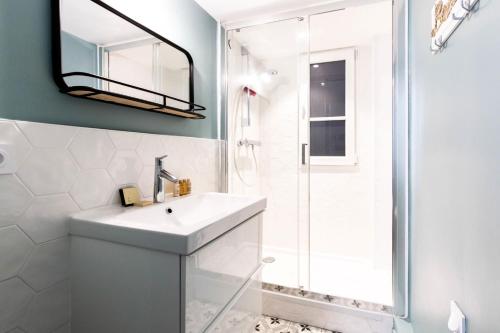 une salle de bain avec un lavabo et une douche dans l'établissement Elégant appartement familial à Paris, à Paris