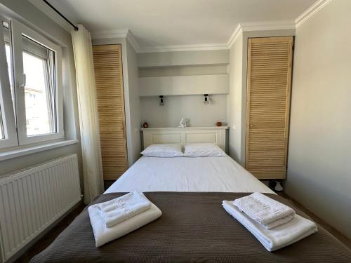 ein Schlafzimmer mit 2 Betten und Handtüchern darauf in der Unterkunft Stefan's Place in Victoria