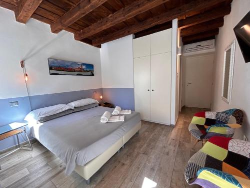 een slaapkamer met een bed en een tafel en stoelen bij Santa Marta Rooms&Studios in Verona