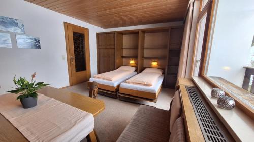 a small room with two beds and a table at Verstancla in Galtür