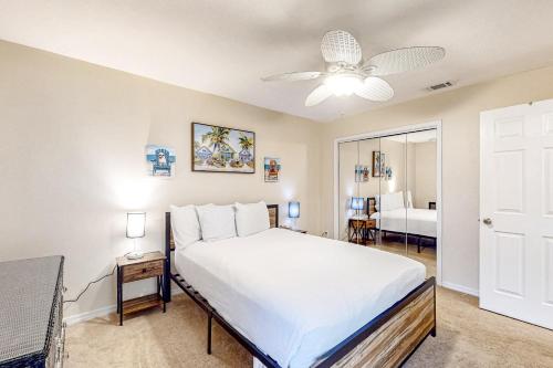 1 dormitorio con 1 cama y ventilador de techo en Gulf Highlands 115 Cindy Lane en Panama City Beach