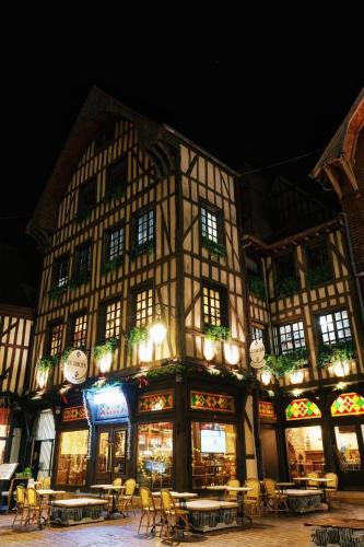 a large building with tables and chairs at night at Coeur de bouchon in Troyes