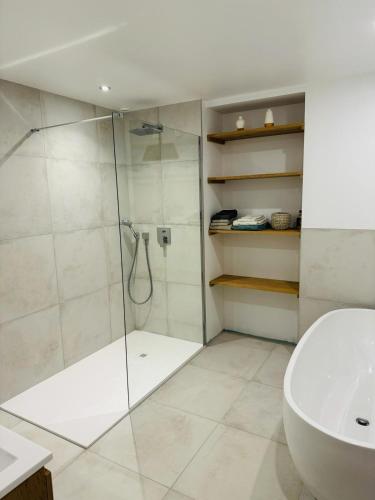 une salle de bain avec douche et lavabo dans l'établissement Villa d’Isaure, à Bergerac