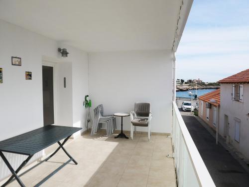 un balcon avec une table et des chaises sur un immeuble dans l'établissement Right by the Sea • Les Embruns, à Martigues