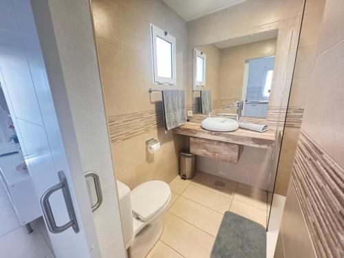 プエルト・デル・カルメンにあるLas Mimosasのバスルーム(トイレ、洗面台付)
