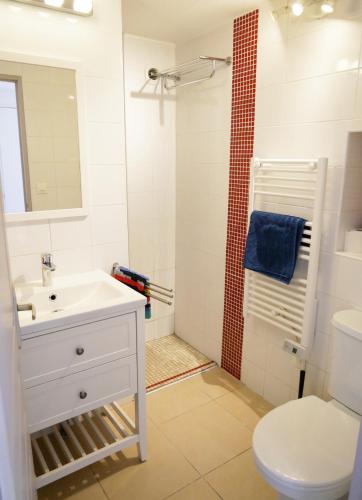 une salle de bain avec un lavabo blanc et des toilettes dans l'établissement Right by the Sea • Les Embruns, à Martigues