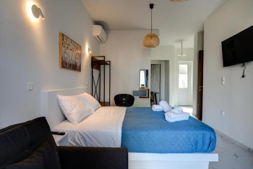 um quarto com uma cama e um sofá em Molos Beachfront Apartments in Diakopto em Diakopto