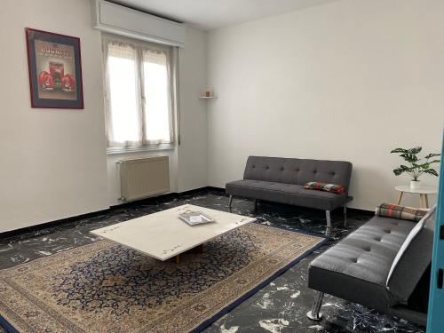 Appartamento 7 Laghi في Lomnago: غرفة معيشة مع أريكة وطاولة قهوة