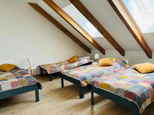 3 camas num quarto com pisos em madeira em Apartman Detvianka 2 em Detva