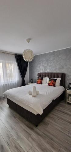 a bedroom with a large bed in a room at Apartament Central Iulia in Sibiu