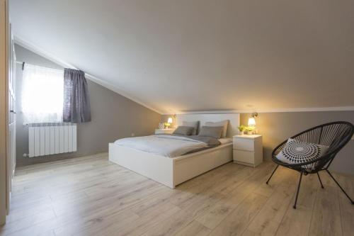 1 dormitorio con 1 cama, 1 silla y 1 ventana en Villa Franka, en Vinež