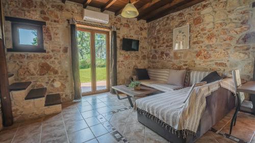 Μια τηλεόραση ή/και κέντρο ψυχαγωγίας στο Stone Made 4 Private Villa Kriopigi