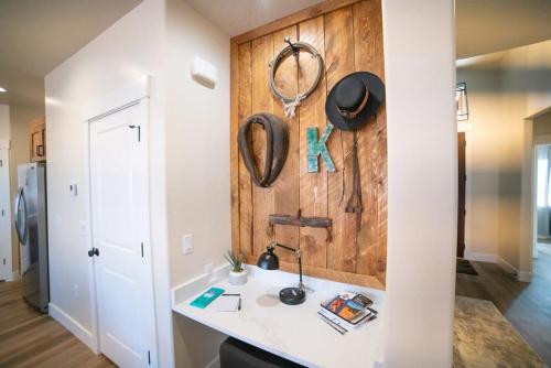 cocina con encimera blanca y pared de madera en Red Canyon Bunkhouse at Kanab - New West Properties en Kanab