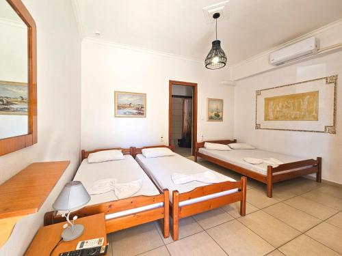 Ένα ή περισσότερα κρεβάτια σε δωμάτιο στο Hotel Exarhos