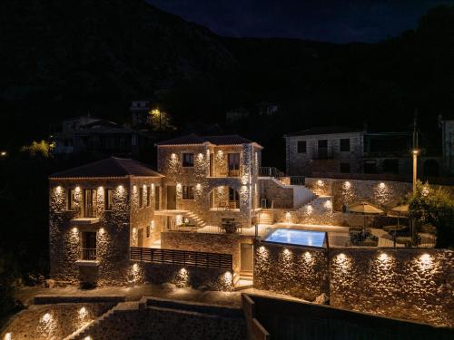 una casa iluminada por la noche con luces en Orithyia prime living, en Kalamata