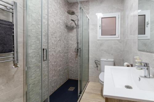 bagno con doccia, lavandino e servizi igienici di Mar & Cunit a Cunit