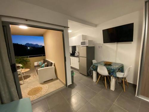 Zimmer mit einem Tisch und einer Küche mit Aussicht in der Unterkunft Tehautahi Cozy Lodge 2 in Papeete