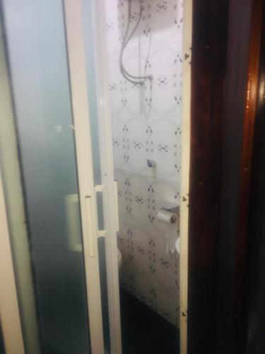W łazience znajduje się prysznic z białą ścianą. w obiekcie Mr Gabriel apartment w Akrze