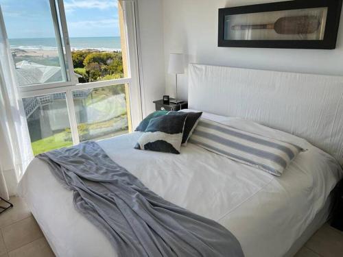 1 dormitorio con 1 cama y vistas al océano en Espectacular departamento con vista al mar en Cariló