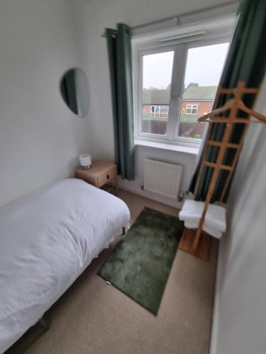 Ένα ή περισσότερα κρεβάτια σε δωμάτιο στο Spacious 3-Bed Family Home in Grantham, Free Parking, Garden