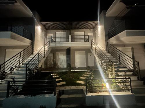 a building at night with stairs and lights at Kalofas Apartments Amaryllis in Ofrínion