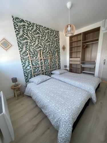 une chambre avec deux lits et un mur dans l'établissement La Maison Fonteny, Gevrey Chambertin, à Gevrey-Chambertin