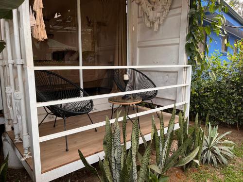 una veranda riparata con tavolo e sedie su una casa di Luce a Puerto Viejo