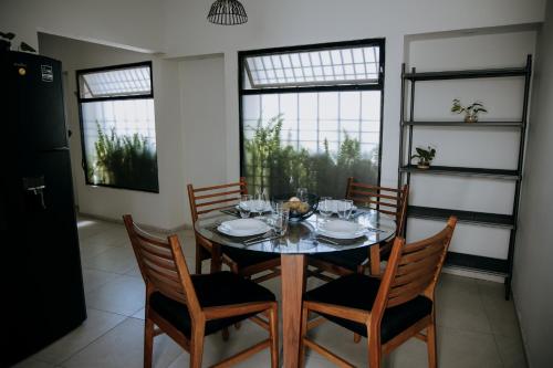 een eetkamer met een tafel en vier stoelen bij Casa Los Helechos in Aguascalientes