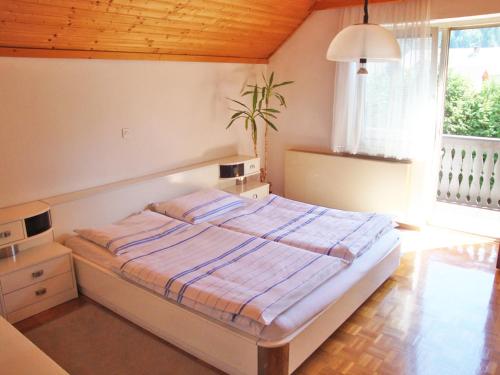 Un pat sau paturi într-o cameră la Apartments Ana Kranjska Gora